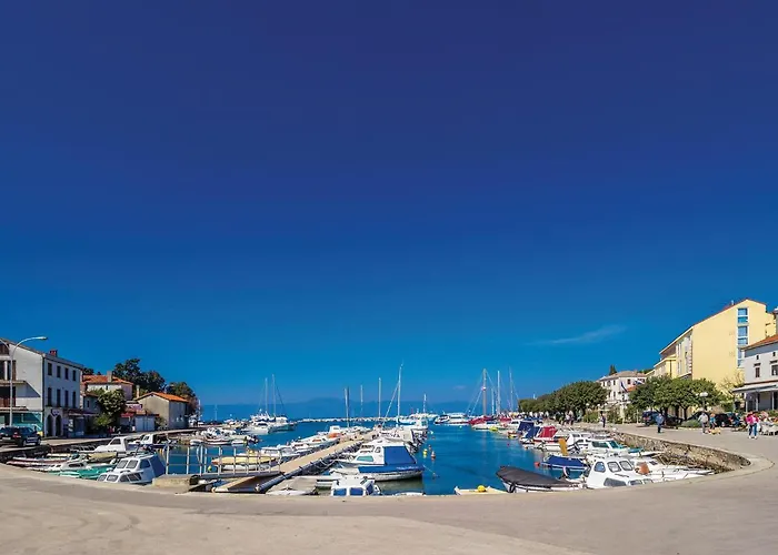 Beautiful Apartment In Malinska *