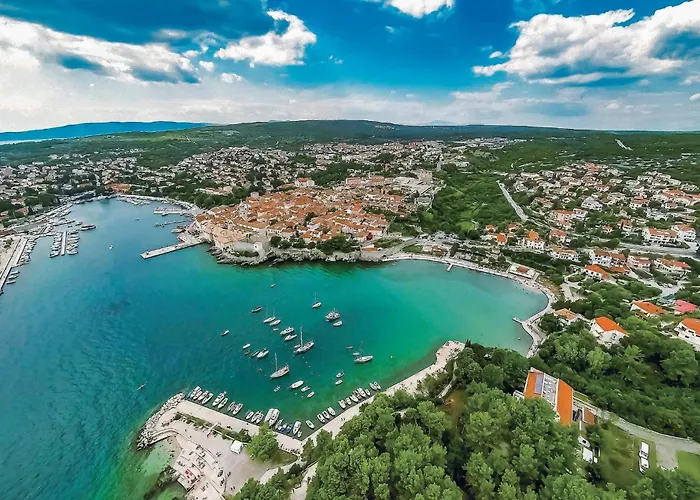 Beautiful Apartment In Malinska Apartman